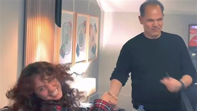 حاجة مجنونة قربت تحصل.. رامي إمام يروج لـ عمل سينمائي جديد| فيديو