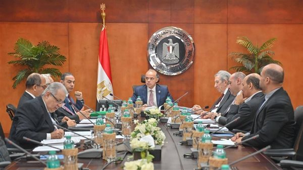 رئيس الوزراء يصدر قرارين لإعادة تشكيل لجنة معايير المحاسبة والمراجعة