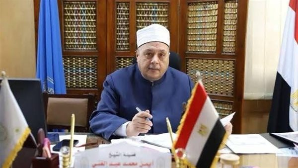 القائم بأعمال وكيل الأزهر يقدم تعازيه في وفاة شومان محمد أحمد