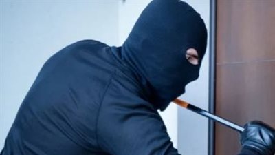 سرقة مزدوجة داخل فيلا وشقة مغترب.. مفاجأة نافذة الحمام تكشف الجاني في المنيا