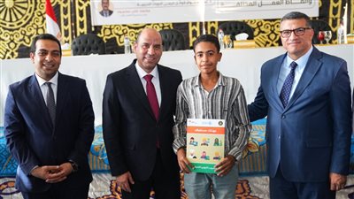 وزير العمل ومحافظ قنا يسلمان دعما ماليا لعدد من ضحايا أحد الحوادث