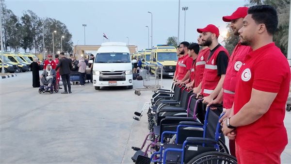 الهلال الأحمر المصري يستقبل دفعة جديدة من المصابين الفلسطينيين في إطار الدعم الإنساني