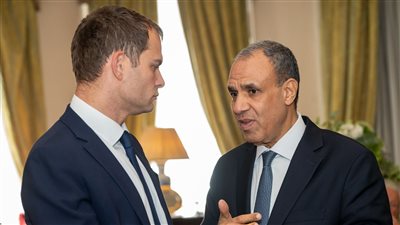 وزير الخارجية يعقد لقاءً مع عدد من المسئولين البريطانيين.. وملفات الشرق الأوسط على طاولة المناقشات