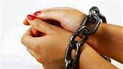 بسبب رفضها العودة لطليقها.. أب وشقيقه يُكبلان ابنته بجنزير أعلى عقار في الجيزة