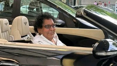 يتمتع بصحة جيدة.. أحدث ظهور للكينج محمد منير داخل سيارة