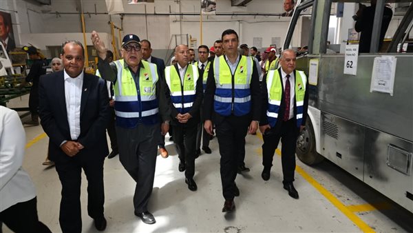 وزير الصناعة يزور النصر للسيارات في حلوان ويثني على جودة الإنتاج