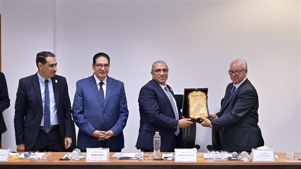 مجلس كلية الصيدلة يعقد اجتماعاً بمصنع للأدوية لتعزيز التعاون الصناعي