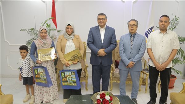 محافظ قنا يكرم سيدتين حصلتا على لقب أفضل تجارب محو الأمية في مصر