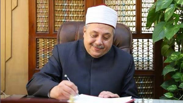 الشيخ أيمن عبد الغني يهنئ شيخ الأزهر باعتماد 164 معهدًا أزهريًا