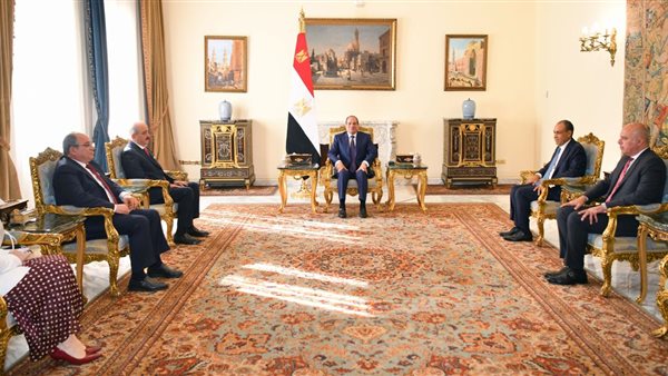 الرئيس السيسي يؤكد على أهمية تعزيز التشاور والتنسيق بين مصر والجزائر في ظل الظروف الاستثنائية