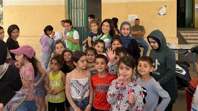بطلة فيلم أسد.. رزان جمال بزيارة إنسانية مؤثرة للأطفال النازحين