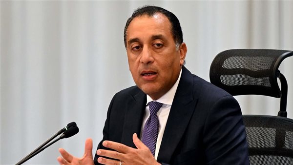 رئيس الوزراء يركب الأتوبيس الكهربائي المخصص للموظفين أمام مجلس الوزراء