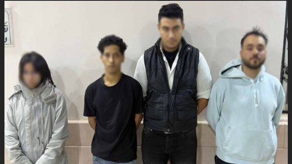 ضبط 3 أشخاص بتهمة الاعتداء على فتاة وتجريدها من ملابسها