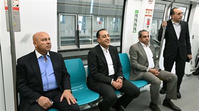 رئيس الوزراء يتفقد المرحلتين الأولى والثانية من مشروع مونوريل ويستقل أحد قطاراته