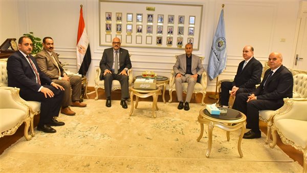 محافظ أسيوط يجتمع مع وفد البنك الزراعي المصري لبحث سبل التعاون في المبادرات المجتمعية ودعم الأسر المحتاجة