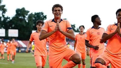 هانز فليك مدرب برشلونة يشيد بتألق حمزة عبد الكريم ويفتح له باب الفريق الأول