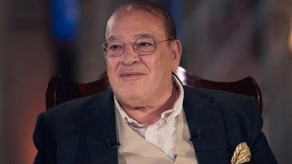 صلاح عبد الله يقدم أبيات شعرية لحفيدة الثالث في استقبال مميز