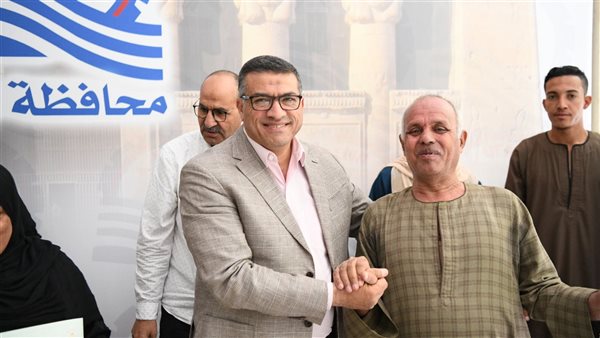 محافظ قنا يوقع عقود تقنين جديدة ويؤكد تسهيل الإجراءات للمواطنين الجادين