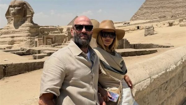 جيسون ستاثام يتألق في الأهرامات ويلتقط صورًا تذكارية مميزة