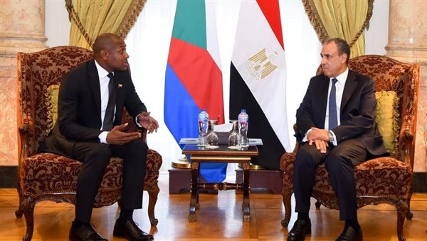 وزير الخارجية يلتقي نظيره القُمري لتعزيز التعاون الثنائي والتنسيق الإقليمي