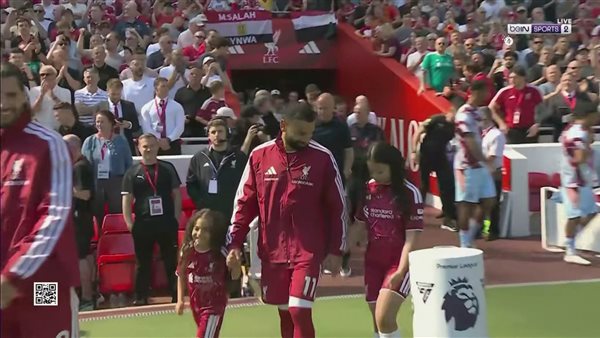 محمد صلاح arrives at Liverpool vs Brentford match with his daughters (صور)