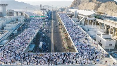 توافد ضيوف الرحمن إلى مشعر منى لقضاء يوم التروية وسط منظومة خدمات متكاملة