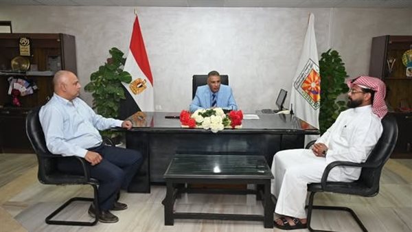 محافظ جنوب سيناء يلتقي مشايخ وعواقل القبائل في اجتماع موسع