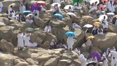 من على جبل عرفات.. حجاج بيت الله يتضرعون بالدعاء للرحمن في يوم عرفة