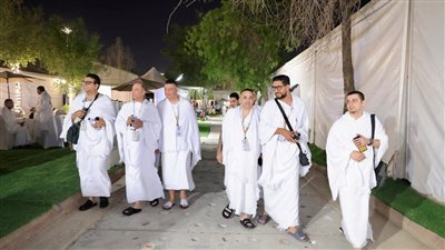 توافد ضيوف الرحمن إلى صعيد عرفات لأداء ركن الحج الأعظم