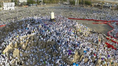 وزيرة التضامن تتابع أداء حجاج الجمعيات الأهلية مناسك الحج على صعيد عرفات