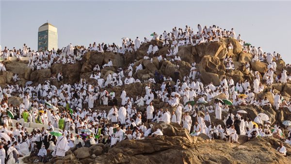 خطيب عرفة يوجه دعوة للحجاج بالتمسك بالسلوك الحسن والسكينة