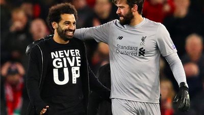 أليسون بيكر يوجه رسالة مؤثرة إلى محمد صلاح وروبرتسون بعد رحيلهما عن ليفربول