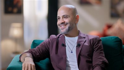 رقم 1 في مصر.. عزيز الشافعي يحتفل بنجاح دويتو بحرية