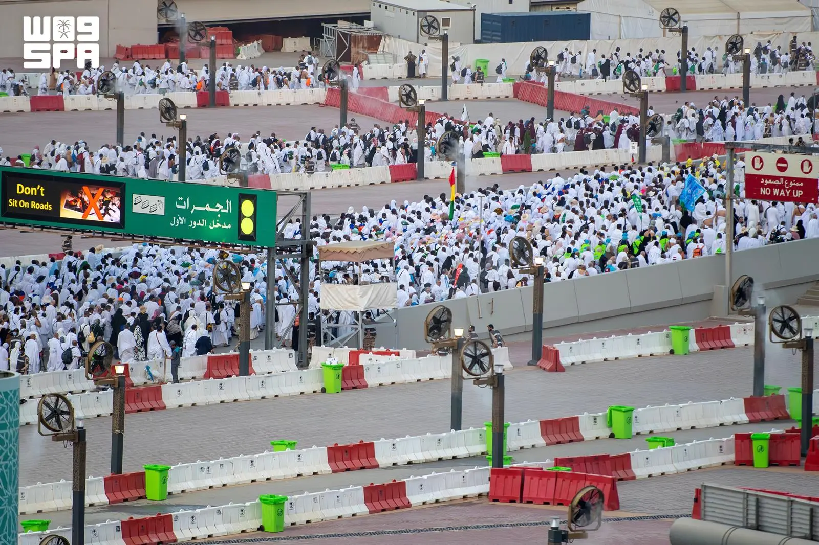 مليون حاج يرمون جمرة العقبة بطمأنينة خلال عيد الأضحى المبارك