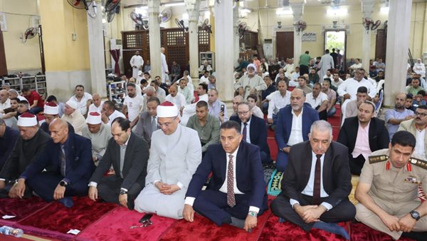 محافظ القليوبية يؤدي صلاة عيد الأضحى في مسجد ناصر بمدينة بنها بحضور جمع كبير من المواطنين