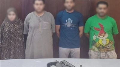 إلقاء القبض على أربعة مشتبه بهم بينهم امرأة بتهمة سرقة بطاقات الفيزا في منطقة المرج
