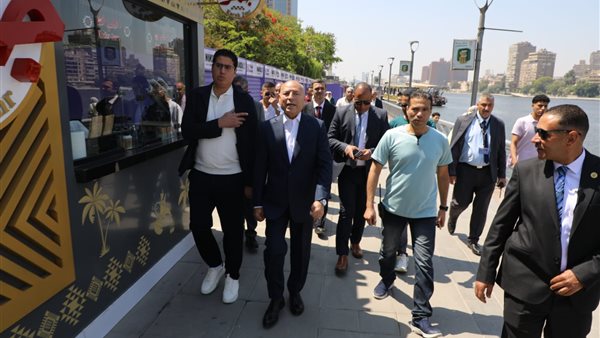 محافظ القاهرة يتفاعل مع المواطنين خلال احتفالات عيد الأضحى في ممشى أهل مصر