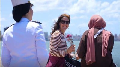 الداخلية تحتفل بعيد الأضحى مع المواطنين من خلال توزيع الورود والتهاني