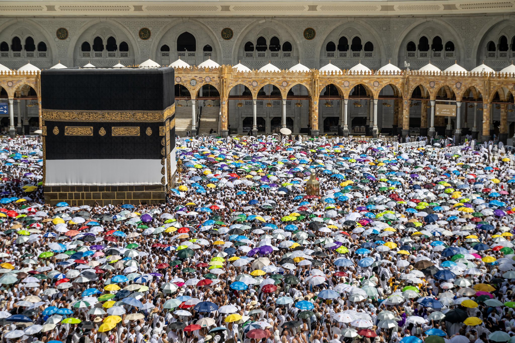 حجاج بيت الله ينهون طواف الإفاضة في أجواء هادئة داخل المسجد الحرام