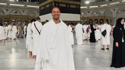 عمرو وهبة يوثق تجربته الروحية خلال رحلة الحج من أمام الكعبة