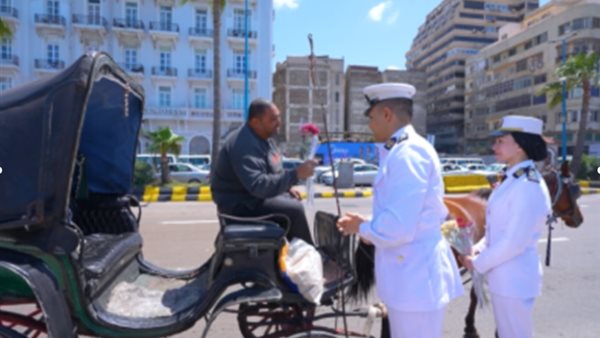 الداخلية تعزز أجواء عيد الأضحى من خلال توزيع الورود والتهاني على المواطنين