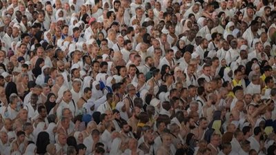 حجاج بيت الله الحرام يكملون طواف الإفاضة في الحرم المكي بأجواء روحانية