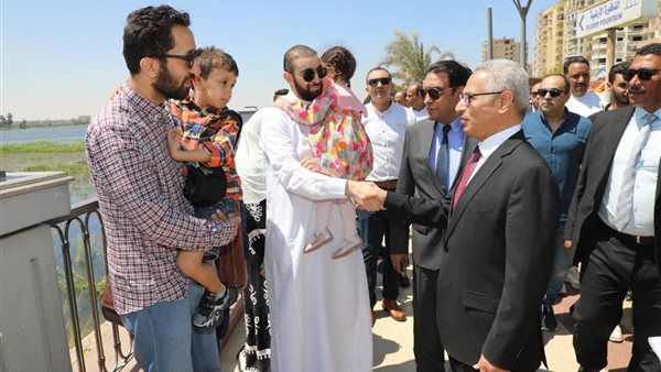 محافظ بني سويف يحتفل بعيد الأضحى مع المواطنين على كورنيش النيل