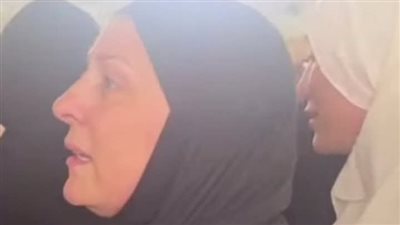 دعاء فاروق تلمس الحجر الأسود لأول مرة بعد أربع تجارب حج متتالية