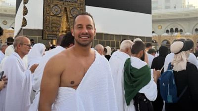 عمرو وهبة يوثق لحظات أداء فريضة الحج بدعوة ربانية وتيسير من الله