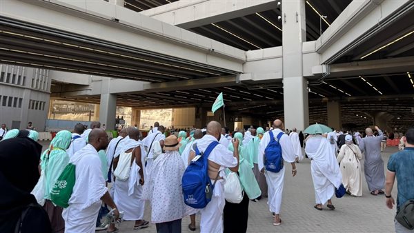حجاج الجمعيات الأهلية ينهون مناسكهم برمي جمرة العقبة الكبرى
