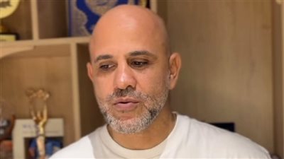 عزيز الشافعي يواجه حملة انتقادات واسعة بعد إصدار أغنية “بحرية” ويتحدث عن تأثيرها النفسي عليه