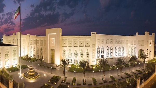 الكويت تعبر عن رفضها للهجمات الصاروخية الإيرانية وتؤكد استعدادها للدفاع عن سيادتها.