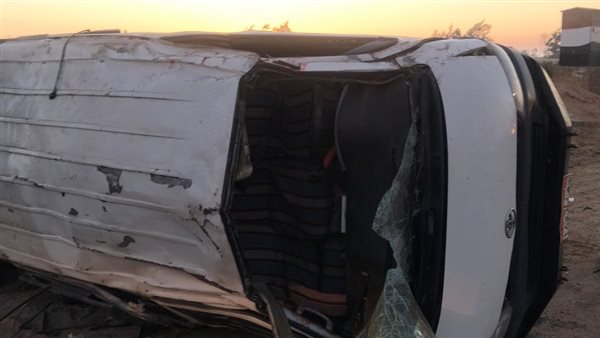 حادث انقلاب ميكروباص على الطريق الصحراوي يسفر عن وفاة سيدتين وإصابة 8 آخرين
