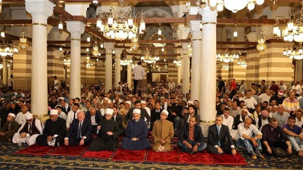 وزير الأوقاف يشارك في صلاة الجمعة بمسجد السيدة زينب في القاهرة